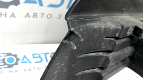 Подробный вид повреждений решетки, необходима реставрация для Toyota Prius