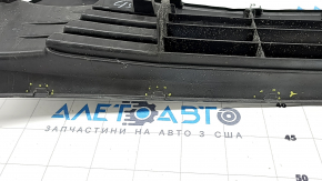 Решетка переднего бампера нижняя Toyota Prius 30 13-15 рест без птф, черный глянец, примята, сломаны крепления, трещина, царапины