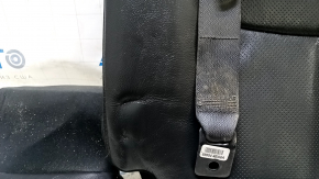 Крупный план замятия и царапин на кожаной обивке спинки Nissan Rogue 2014-2016