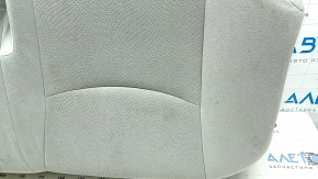 Крупный план участка обшивки сидений Toyota Prius, видны потёртости.