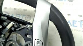 Ближний план повреждений на руле Prius, видна царапина
