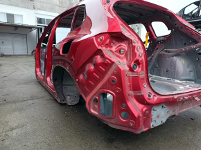 Четверть кузова Mazda CX-50 2023—2026 с характерными повреждениями, вид сбоку.