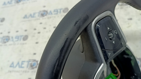 Крупный план повреждений на руле Volvo XC90, важные дефекты на поверхности.