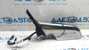 Крупный план левой боковой детали зеркала Tesla Model 3 с подогревом и автозатемнением