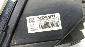 Разметка и оригинальный номер на задней части фары, для Volvo XC90 2016-2026, показывает детали и артикул.