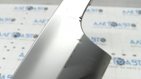 Крупный план повреждений накладки заднего бампера Volvo XC90 2016-2021