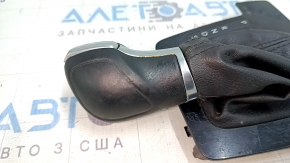 Ручка КПП с накладкой шифтера VW Passat b8 16-18 USA кожа черная, глянцевая накладка, тип 2, потертости и царапины, полез хром