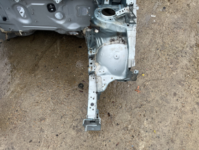 Четверть кузова Toyota Prius 2010-2015 с небольшими царапинами и потёртостями.