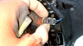 Элемент подключения на сиденьях Jeep Cherokee, показывается деталь электрического соединения.