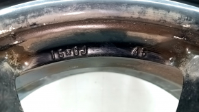 Крупный план маркировки R15 x 6J ET45 на диске для Toyota.
