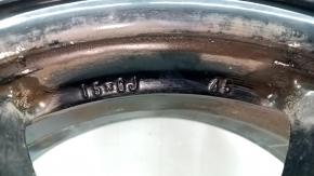 Крупный план маркировки колеса, показывающий размеры R15 x 6J ET45.