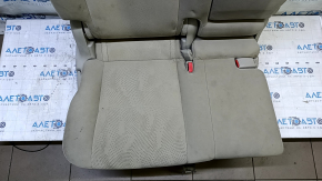 Общий вид бежевого сидения заднего ряда Toyota Prius V 2012-2017, заметные следы использования