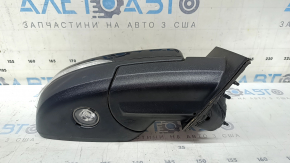 Крупный план бокового зеркала Ford Edge, вид сбоку