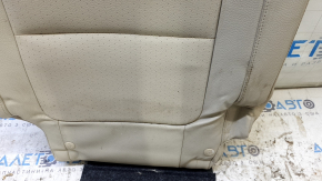 Задняя часть обшивки сидения Volkswagen Tiguan 2009-2017, с загрязнениями и состоянием материала.