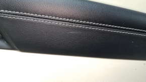 Крупный план подлокотника обшивки двери с характерными дефектами для Ford Edge 2019-2024