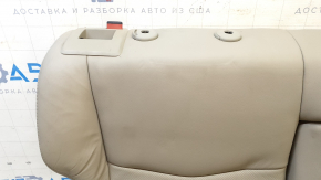 Деталь сидения, фокус на верхней части, видны подстаканники и потёртости.