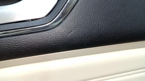 Крупный план черной вставки на обшивке двери Ford Edge 2015-2024.