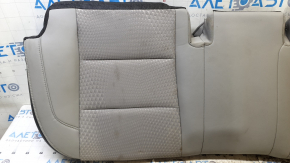 Обивка заднего сидения для Toyota Camry, вид сзади, серый цвет, требует чистки.