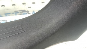 Накладка порога внутрішня передня ліва Volvo XC40 19-26 чорна, потерта