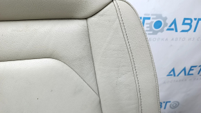 Крупный план повреждений на обивке сидения Ford Edge 2015-2024, трещины на коже.