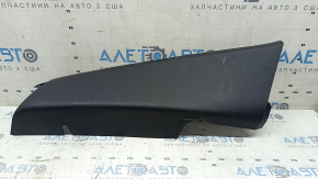 Накладка задньої стійки нижня ліва Volvo XC40 19-26 чорна, подряпини, надлом направляйки