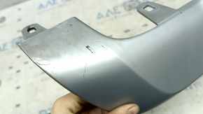 Повреждение на накладке губы бампера BMW X1 F48, видны легкие царапины.