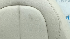 Поверхность обшивки водительского сиденья BMW X1 F48 с небольшими следами эксплуатации.