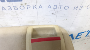 Крупный план трещины на пластике спинки сидений Ford Fusion.