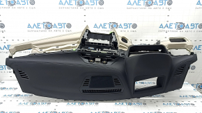 Вид на торпедо передней панели BMW X1 F48 2016 - 2022, с черной и бежевой отделкой.