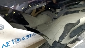 Крупный план на вмятину на черной двери Volvo XC40, видно состояние покрытия.