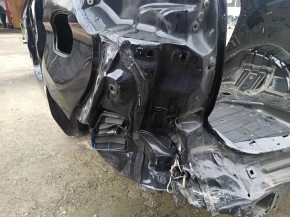 Еще один ракурс задней четверти Ford Edge с заметными деформациями и потертостями.