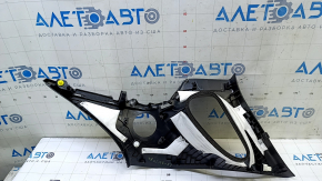 Чёрная накладка задней стойки левой для Mazda CX-30 2020–2026, выполненная из качественного пластика, со следами использования.