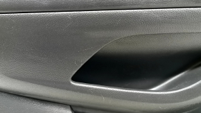 Близкий план повреждений на обшивке двери: царапины и потертости на Buick Encore.