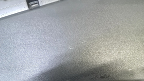 Крупный план на поверхность боковой накладки центральной консоли Mazda CX-30 2020-2021, видны следы эксплуатации