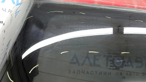 Детали стекла с мелкими царапинами на багажнике Buick Encore 2013-2022.