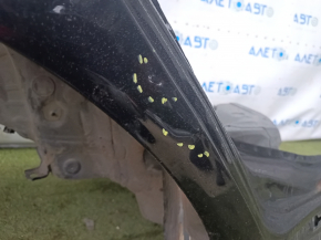 Крупный план задней правой четверти кузова BMW 3, повреждения лакокрасочного покрытия.