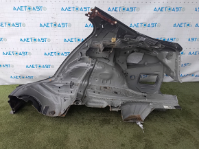 Радиальный вид задней правой четверти кузова BMW 3, повреждения заметны.