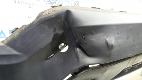 Детальный вид на область надрыва заднего бампера Ford Edge, требующего ремонта.
