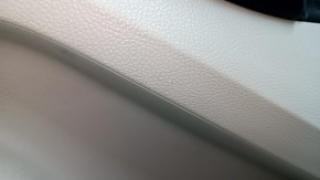 Крупный план на верхнюю часть обшивки двери Ford Edge, видно потертости