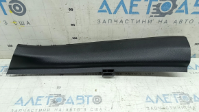 Накладка задней стойки нижняя левая Volvo XC60 18-26 черная, царапины