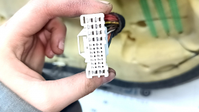 Подключение для подогрева сидений, детальный обзор разъема на заднем сиденье.