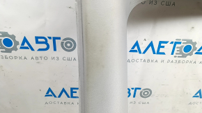 Крупный план дефекта обшивки потолка Tesla, повреждение на поверхности.