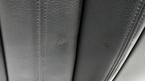 Крупный план спинки Audi A4 с небольшими потертостями на черной коже.