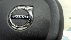 Другой ракурс логотипа подушки airbag для Volvo XC60 с явными следами использования.