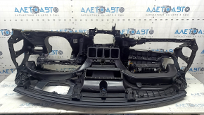 Торпеда передняя панель с AIRBAG для Volvo XC60, черная кожа, видно сломанное крепление.