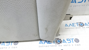 Крупный план места соединения крепежа спинки сидения Nissan Leaf.