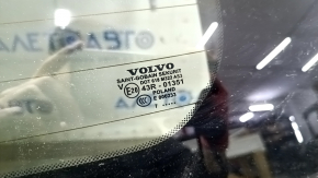 Маркировка на стекле двери багажника Volvo XC60 2018-2026, подтверждает оригинальность детали.