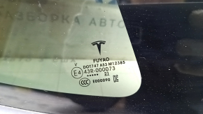 Указатель маркировки на форточке глухого стекла для модели Tesla, состояние отличное.