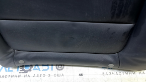 Крупный план поврежденной кожи спинки сидения Mazda 6, заметны следы использования.
