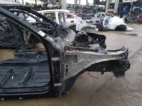 Чверть передня права Volvo XC60 18-21 T5, T6 на кузові, чорна